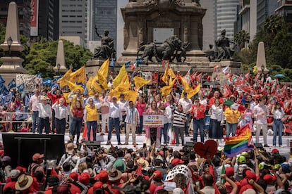 Xóchitl Gálvez celebra después de recibir su constancia como candidata en el Ángel de la Independencia, el 3 de septiembre de 2023.