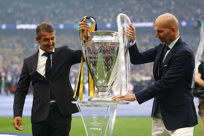 Los ex jugadores Karl Heinz Riedle y Zinedine Zidane con el trofeo de la Liga de Campeones antes del partido.