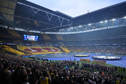 Vista general del estadio con las alineaciones del Borussia Dortmund y el Real Madrid.