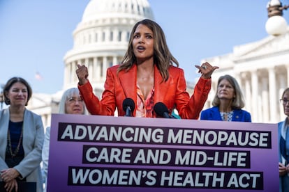 La actriz Halle Berry pide en un acto celebrado en Washington el 2 de mayo más fondos públicos para la menopausia.