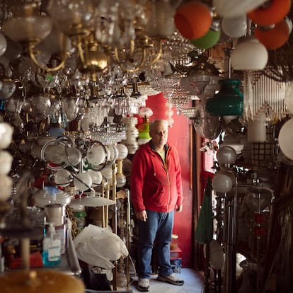 Mayo de 2023 - Reportaje sobre establecimientos clásicos y tradicionales de Madrid - ©Ximena y Sergio ----PIEFOTO---- Lámparas Céspedes. El abuelo de Rubén Céspedes (Madrid, 50 años) abrió este local a escasos 200 metros de la Gran Vía en 1912. Rubén incide en que “las políticas de ayudas están pensadas para el gran comercio”.
