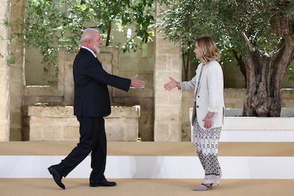 El presidente de Brasil, Luiz Inácio Lula da Silva, es recibido por la primera ministra italiana, Giorgia Meloni, en la segunda jornada del G-7 en Savelletri, este viernes.