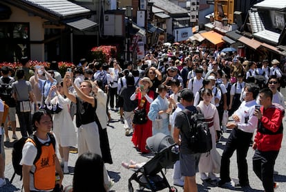 Turistas en frente del santuario Kiyomizudera en Kioto (Japón), conocido por sus 'geishas'. El distrito ha empezado a restringir el acceso a estas calles.