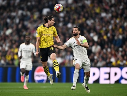 Marcel Sabitzer disputa el balón con Nacho.