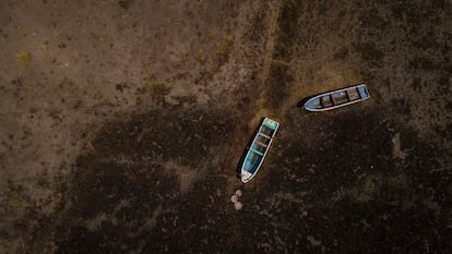 Dos embarcaciones, sobre la laguna de Zumpango durante una sequía, en el Pueblo Nuevo de San Pedro (Estado de México), en febrero de 2024.