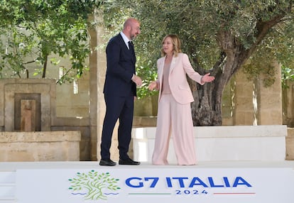 La primera ministra italiana, Giorgia Meloni, saluda a Charles Michel, presidente del Consejo Europeo a su llegada a la cumbre del G7 que se celebra en Borgo Egnazia.