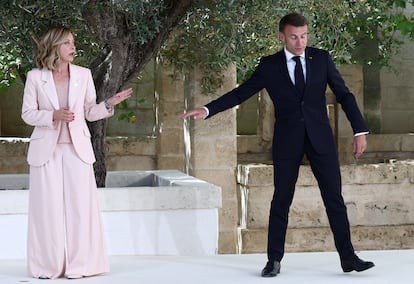 La primera ministra italiana, Giorgia Meloni, saluda a Emmanuel Macron, presidente francés, a su llegada a la cumbre del G7 que se celebra en Borgo Egnazia.