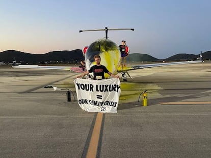 Tres activistas de Futuro Vegetal rocían con pintura y se pegan a un jet privado en el aeropuerto de Ibiza, en julio de 2023.