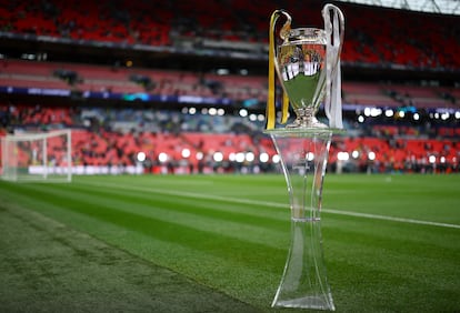 Todo preparado para el inicio de la final con el trofeo de la Liga de Campeones en primer termino.