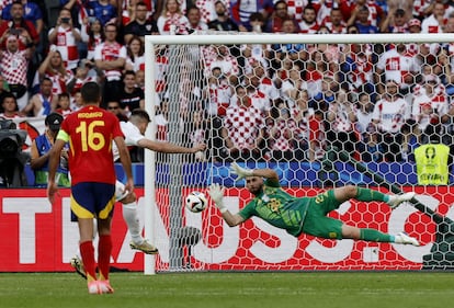 Unai Simón, portero de España, para el penalti lanzado por el croata Bruno Petkovic.