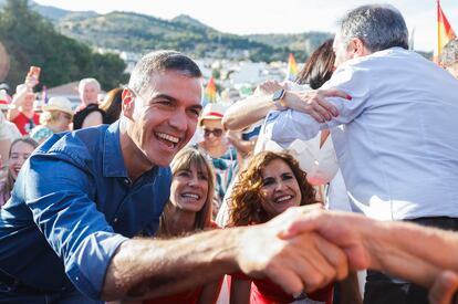 El secretario general del PSOE y presidente del Gobierno, Pedro Sánchez, junto a su esposa, Begoña Gómez, y la vicesecretaria general del PSOE y ministra de Hacienda, María Jesús Montero, durante el acto electoral de los socialistas en Benalmádena (Málaga).