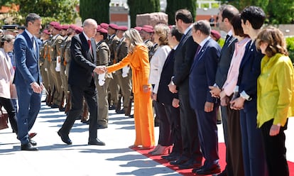 Erdogan saluda a la delegación española, este jueves en la Moncloa.