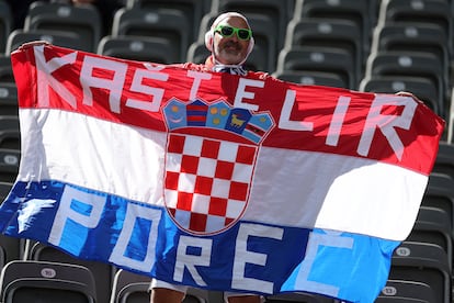 Un aficionado croata sujeta una bandera horas antes del comienzo del partido ante España en el estadio Olímpico de Berlín, este sábado.