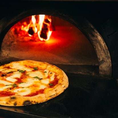 Febrero de 2024 - Reportaje sobre la verdadera pizza napolitana - ©Gianfranco Tripodo ----PIEFOTO---- Una margarita sale del horno de la escuela de la Asociación de la Pizza Napolitana Verdadera.