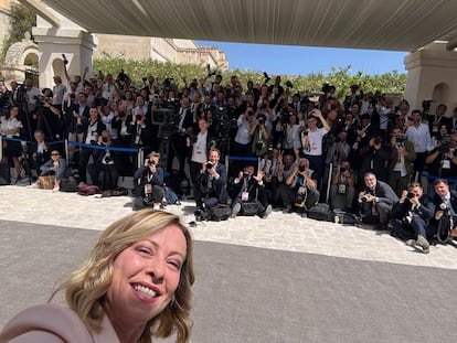 Giorgia Meloni se hace un selfi con los miembros de la prensa, justo antes de que llegara el presidente estadounidense Joe Biden, durante la cumbre del G-7, en una imagen distribuida por la oficina de prensa del palacio Chigi.