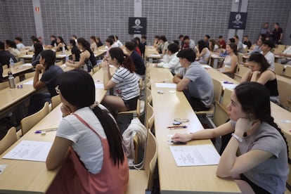 Los estudiantes reciben la primera prueba de la jornada en la Comunidad de Madrid y en La Rioja, las dos únicas comunidades que han empezado la EVAU este lunes.