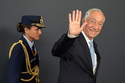 El presidente de la república de Portugal, Marcelo Rebelo de Sousa, saluda a su llegada a la Cumbre por la Paz en Ucrania celebrada este sábado en Stansstad (Suiza).