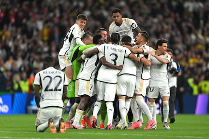 Los jugadores del Real Madrid celebran la consecución de su decimoquinta Champions.