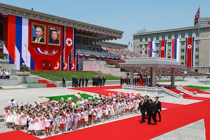 Vista general de la plaza Kim Il Sung en Pyongyang durante la ceremonia oficial de bienvenida.