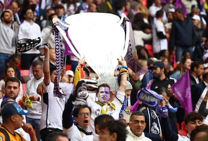 Aficionados del Real Madrid en la grada, antes del encuentro.