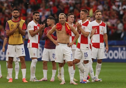 Los jugadores de Croacia al final del partido, tras perder 3-0 ante España.