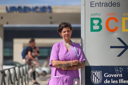 Sonia Sancho, enfermera de Ibiza que se traslada a Valdepeñas por el precio de la vivienda, posa en el hospital de Can Misses.