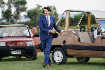 El primer ministro de Canadá, Justin Trudeau, llega a una demostración de paracaidismo en Savelletri (Italia), el 13 de junio.