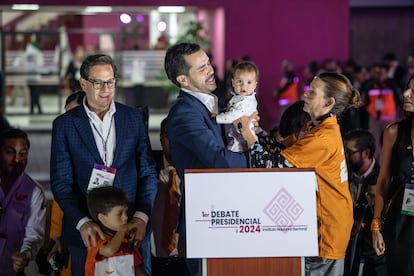 Jorge Álvarez Máynez con su familia, al finalizar el primer debate presidencial, el 8 de abril.