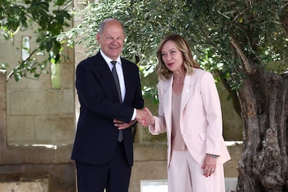 La primera ministra italiana, Giorgia Meloni, saluda al canciller alemán, Olaf Scholz, a su llegada a la cumbre del G7 que se celebra en Borgo Egnazia.