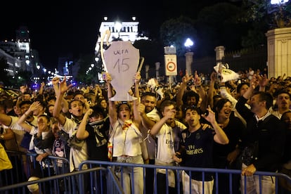 Aficionados del Real Madrid celebran la decimoquinta Champions en la Cibeles.