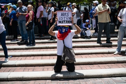 Un joven en medio de la protesta de esta mañana en Caracas.