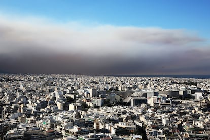 La ciudad de Atenas queda oscurecida por un espeso humo debido al gran incendio en Grammatiko y Penteli, al noreste de Atenas, este lunes.