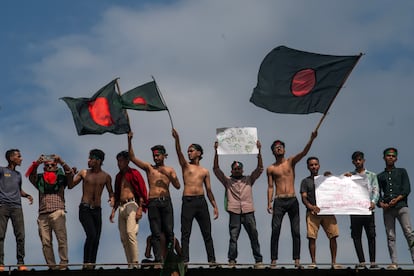 Manifestantes bloquean la intersección de Shabagh durante las protestas, el 4 de Agosto, en Daca.