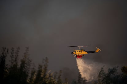 Un helicóptero antincendios arroja agua en el incendio forestal de Varnava, el domingo.