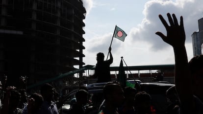 La gente celebra la dimisión de la primera ministra de Bangladés, Sheikh Hasina, en Daca.
