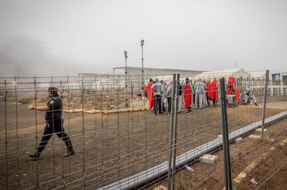 Un agente y un grupo de migrantes en el Centro de Atención Temporal de Extranjeros (CATE), ubicado en San Andrés (El Hierro).