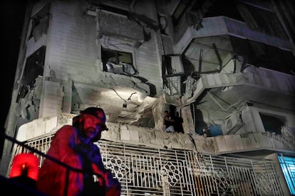Un bombero libanés trabaja ante el edificio dañado por el ataque israelí de la noche en Beirut.