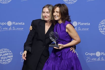 Beatriz Serrano y Paloma Sánchez-Garnica, tras anunciarse sus nombres como finalista y ganadora, respectivamente, del premio Planeta.