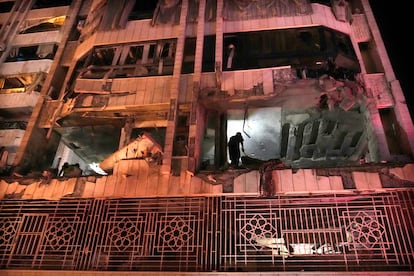 Un trabajador de rescate inspecciona un apartamento afectado por un ataque aéreo israelí en Beirut, en la madrugada del jueves.