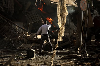 Un hombre junto a un edificio afectado por ataque aéreo israelí, este jueves en Beirut.