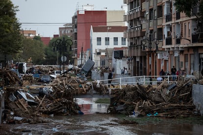 Vecinos de Aldaia, junto al barranco que cruza la localidad valenciana, este miércoles.
