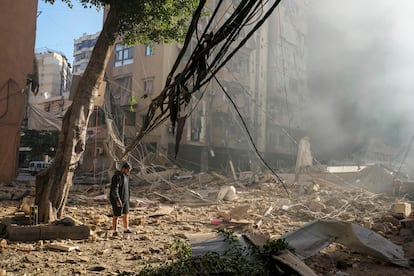 Un hombre camina por una zona afectada por el ataque israelí en Dahiye, al sur de Beirut, este jueves.