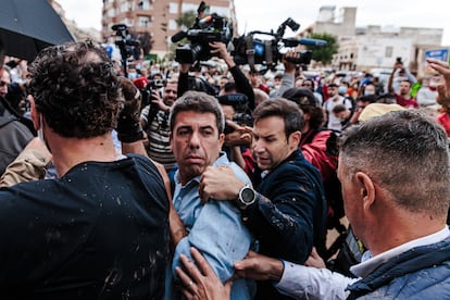El presidente de la Generalitat valenciana, Carlos Mazón, durante los altercados en Paiporta, Valencia.