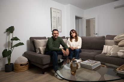 Sonia Pérez Gómez e Iván Alcántara Jorge, en su casa de Sant Celoni (Barcelona).