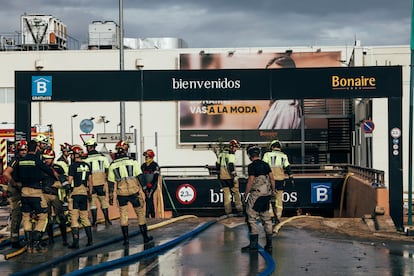 Efectivos de la UME trabajan en la retirada de agua del parking del centro comercial Bonaires este domingo.