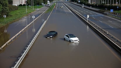 Vehículos sumergidos en la C-32, en Castelldefels (Barcelona), este lunes.