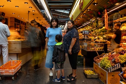 Violeta Cruz con sus hijos, Lucía y Lukas, en el Mercado de Sant Antoni de Barcelona.
