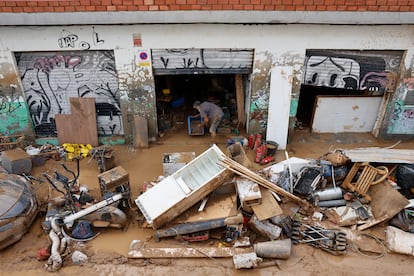 Vecinos continúan con los trabajos de limpieza en el municipio de Sedaví, este lunes, días después de las inundaciones. 