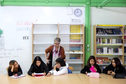 Clase de Lengua y Literatura con Rosa Linares en el IES María de Molina de Las Águilas (Madrid).