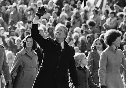 Jimmy Carter, camino de la Casa Blanca, tras prestar juramento como presidente de Estados Unidos, el 20 de enero de 1977, junto a la primera dama, Rosalynn, y su hija Amy.